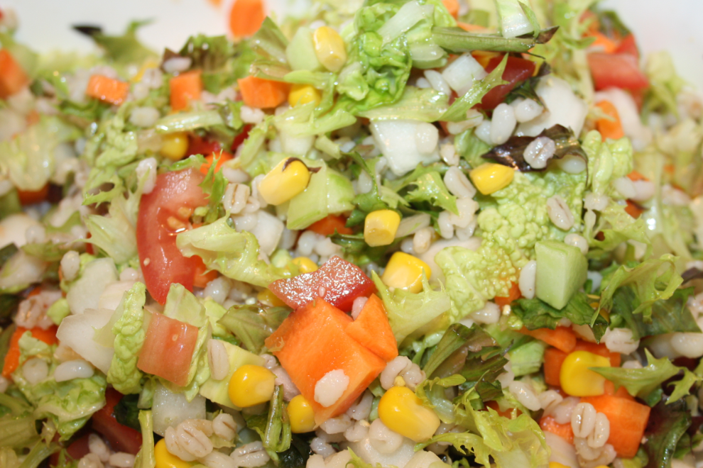 zeleninový salát s kukuřicí a špaldou
